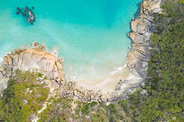 Luftaufnahme des versteckten Strandes in einem Nationalpark, Victoria, Australien. - AAEF06071