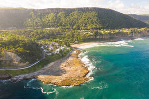 Luftaufnahme einer Straße in Richtung der Küstenstadt Coalcliff, New South Wales, Australien. - AAEF06091