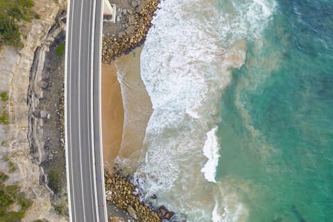 Luftaufnahme einer Straße über die Küstenlinie in New South Wales, Australien, lizenzfreies Stockfoto