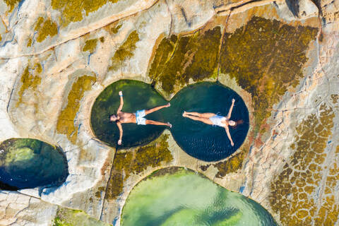 Luftaufnahme eines schwimmenden Paares in einem Achterbecken im Royal National Park in Sydney, Australien., lizenzfreies Stockfoto