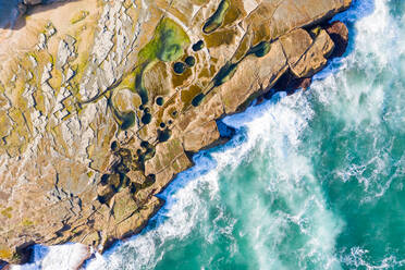Luftaufnahme über einem gefährlichen Felsvorsprung im Royal National Park in Sydney, Australien. - AAEF06099