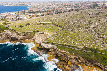 Luftaufnahme des Waverley-Friedhofs an der Wasserkante, Sydney, Australien. - AAEF06106