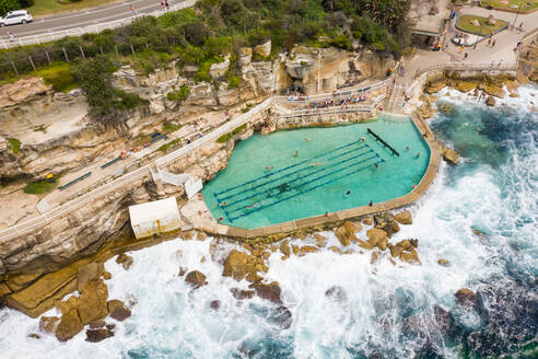 Luftaufnahme von oben des öffentlichen Schwimmbads Bronte Baths, Sydney, Australien. - AAEF06107