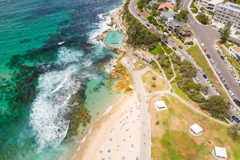 Luftaufnahme von oben des öffentlichen Schwimmbads Bronte Baths, Sydney, Australien. - AAEF06108