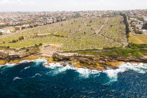 Luftaufnahme des Waverley-Friedhofs an der Wasserkante, Sydney, Australien. - AAEF06110