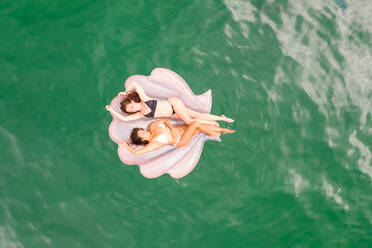 Luftaufnahme von attraktiven Mädchen mit einem Schlauchboot in Gordons Bay, Sydney, Australien. - AAEF06117