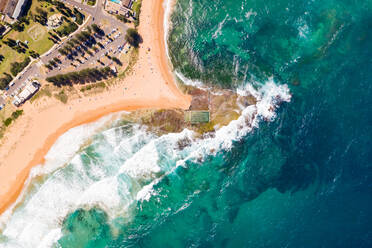 Luftaufnahme von Mona Vale Beach, Sydney, Australien. - AAEF06119