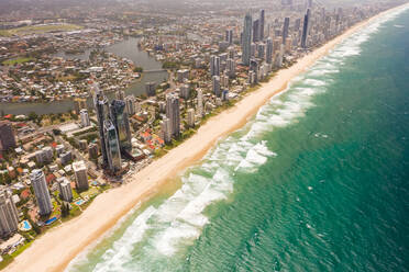 Luftaufnahme des Stadtbilds von Gold Coast während des Sonnenuntergangs, Queensland, Australien. - AAEF06126