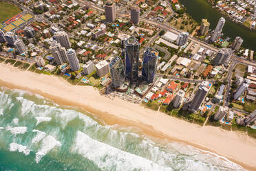 Luftaufnahme des Stadtbilds von Gold Coast während des Sonnenuntergangs, Queensland, Australien. - AAEF06127