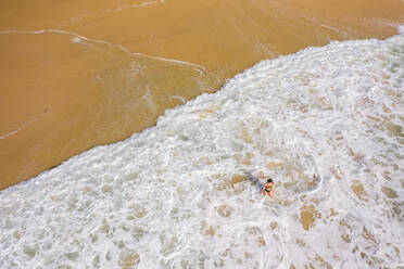 Luftaufnahme einer sexy Frau am versteckten Strand von Alexandria Bay, Australien. - AAEF06133