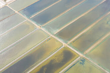 Luftaufnahme über dem Wasserreservoir für die Salzgewinnung, Australien. - AAEF06140