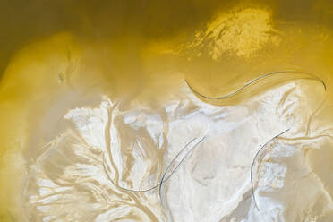 Abstrakte Luftaufnahme über einer Salzproduktionsanlage, Australien. - AAEF06144