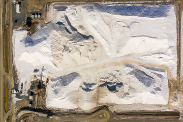 Luftaufnahme von Maschinen bei der Arbeit in einer Salzproduktionsanlage, Australien. - AAEF06145