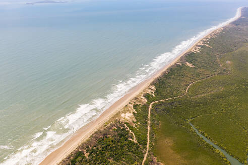 Luftaufnahme des versteckten Strandes im Naturschutzgebiet Sandy Point, Australien. - AAEF06148