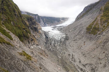 Luftaufnahme des landschaftlich reizvollen Fox Glacier in der Bergkette, Neuseeland. - AAEF06166