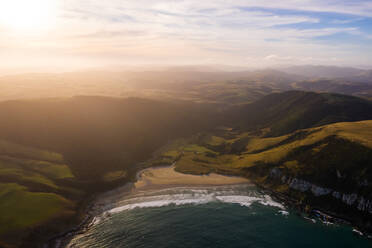 Luftaufnahme eines malerischen Sonnenuntergangs über dem Strand der Purakaunui Bay, Neuseeland. - AAEF06176