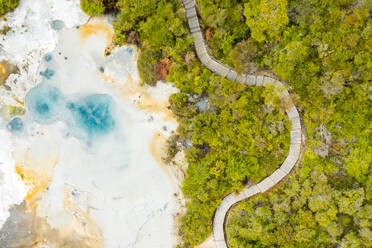 Luftaufnahme des Holzdecks, das den Orakei Korako Geothermal Park, Neuseeland, durchquert. - AAEF06183