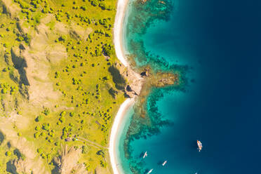 Luftaufnahme eines versteckten Strandes auf den Padar-Inseln bei Tag, Indonesien. - AAEF06200