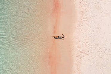 Luftaufnahme einer attraktiven Frau am rosa Strand, Padar-Inseln, Indonesien. - AAEF06203