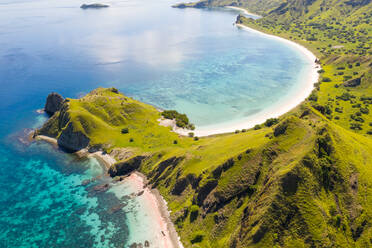 Luftaufnahme eines versteckten Strandes auf den Padar-Inseln bei Tag, Indonesien. - AAEF06206