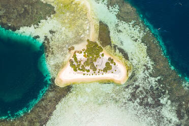 Luftaufnahme einer isolierten Inselformation in der Savu-See, Indonesien. - AAEF06209