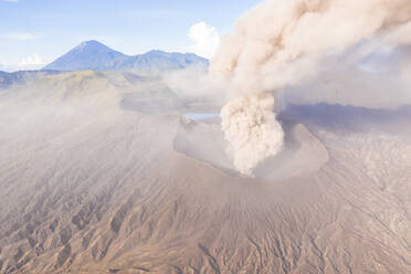 Luftaufnahme der phreatischen Eruptionen am Vulkan Gn. Batok, Indonesien. - AAEF06211
