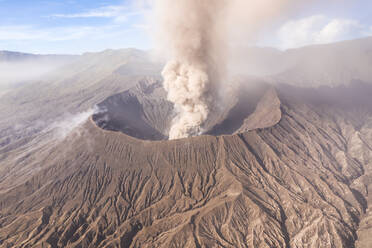 Luftaufnahme der phreatischen Eruptionen am Vulkan Gn. Batok, Indonesien. - AAEF06213