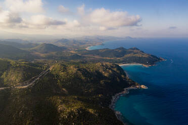 Luftaufnahme der Landschaft der Insel Sardinien bei Tag, Italien. - AAEF06223