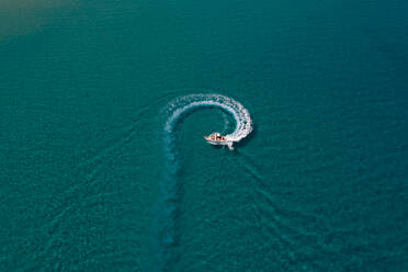 Luftaufnahme eines touristischen Schnellbootes auf dem Mittelmeer, Italien. - AAEF06226