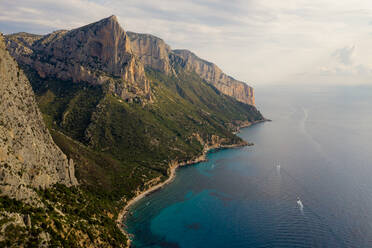 Luftaufnahme der Küstenlinie der Insel Sardegna, Italien. - AAEF06228