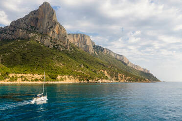 Luftaufnahme eines Bootes, das entlang der sardischen Küste fährt, Italien. - AAEF06229