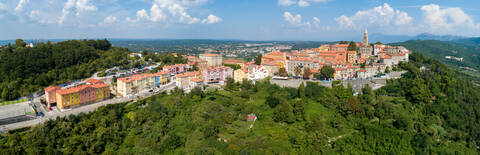 Panoramablick auf die von Natur umgebene Stadt Labin, Istrien, Kroatien., lizenzfreies Stockfoto