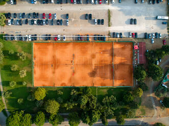 Luftaufnahme eines leeren Tennisplatzes in Umag, Kroatien. - AAEF06239