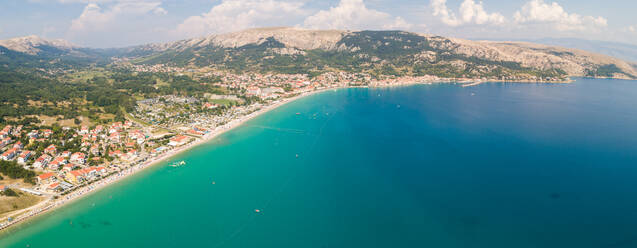 Panoramaluftaufnahme der Küstenstadt Baška im Sommer, Kroatien. - AAEF06240