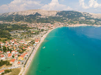 Luftaufnahme des Küstenstadtbildes von Baška im Sommer, Kroatien. - AAEF06241