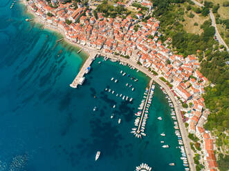 Luftaufnahme der Schiffsanlegestelle von Baška im Sommer, Kroatien. - AAEF06248