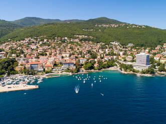 Luftaufnahme des Stadtbilds von Opatija an der Küste im Sommer, Kroatien. - AAEF06250