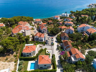 Luftaufnahme des Dorfes Sutivan im Sommer, Kroatien. - AAEF06252