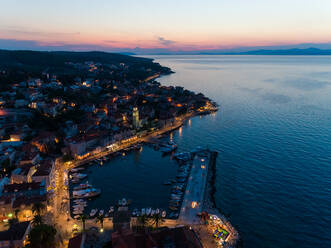 Luftaufnahme des Stadtbilds von Sutivan bei Nacht, Kroatien. - AAEF06261