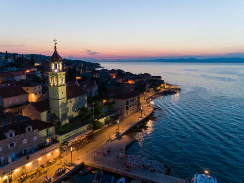 Luftaufnahme des Kirchturms von Sutivan bei Nacht, Kroatien., lizenzfreies Stockfoto