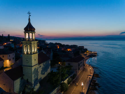 Luftaufnahme des Kirchturms von Sutivan bei Nacht, Kroatien. - AAEF06263