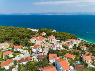 Luftaufnahme des Dorfes Sutivan im Sommer, Kroatien. - AAEF06269