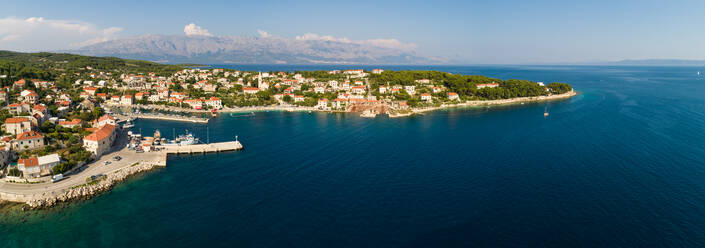 Panoramablick aus der Luft auf die Küstenlinie von Sumartin im Sommer, Kroatien. - AAEF06277