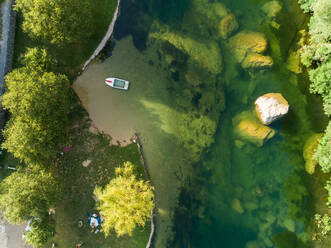 Luftaufnahme eines kleinen Bootes vor Anker am Fluss Cetina, Blato Na Cetini, Kroatien. - AAEF06286