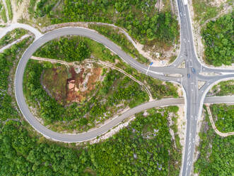 Luftaufnahme der Kreuzung an der Autobahn E65 bei Blato Na Cetini, Kroatien. - AAEF06290