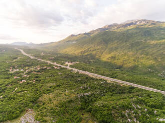 Luftaufnahme der Autobahn E65 über Blato Na Cetini, Kroatien. - AAEF06292