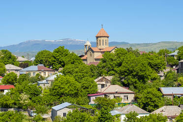 Kirche der Heiligen Marine (1865) und Häuser in Akhaltsikhe, Region Samtskhe-Javakheti, Georgien. - CAVF71535