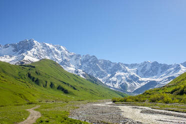 Shkhara-Gipfel in dem als Bezingi (oder Bezengi)-Wand bekannten Massiv, Ushguli, Region Samegrelo-Zemo Svaneti, Georgien - CAVF71556