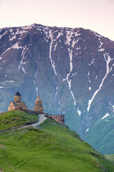 Dreifaltigkeitskirche Gergeti bei Sonnenaufgang, Stepantsminda, Mtskheta-Mtianeti, Georgien - CAVF71569