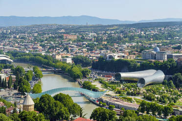 Zentrum von Tiflis, Rike Park und Brücke des Friedens am Fluss Kura (Mtkvari), Tiflis, Georgien - CAVF71579